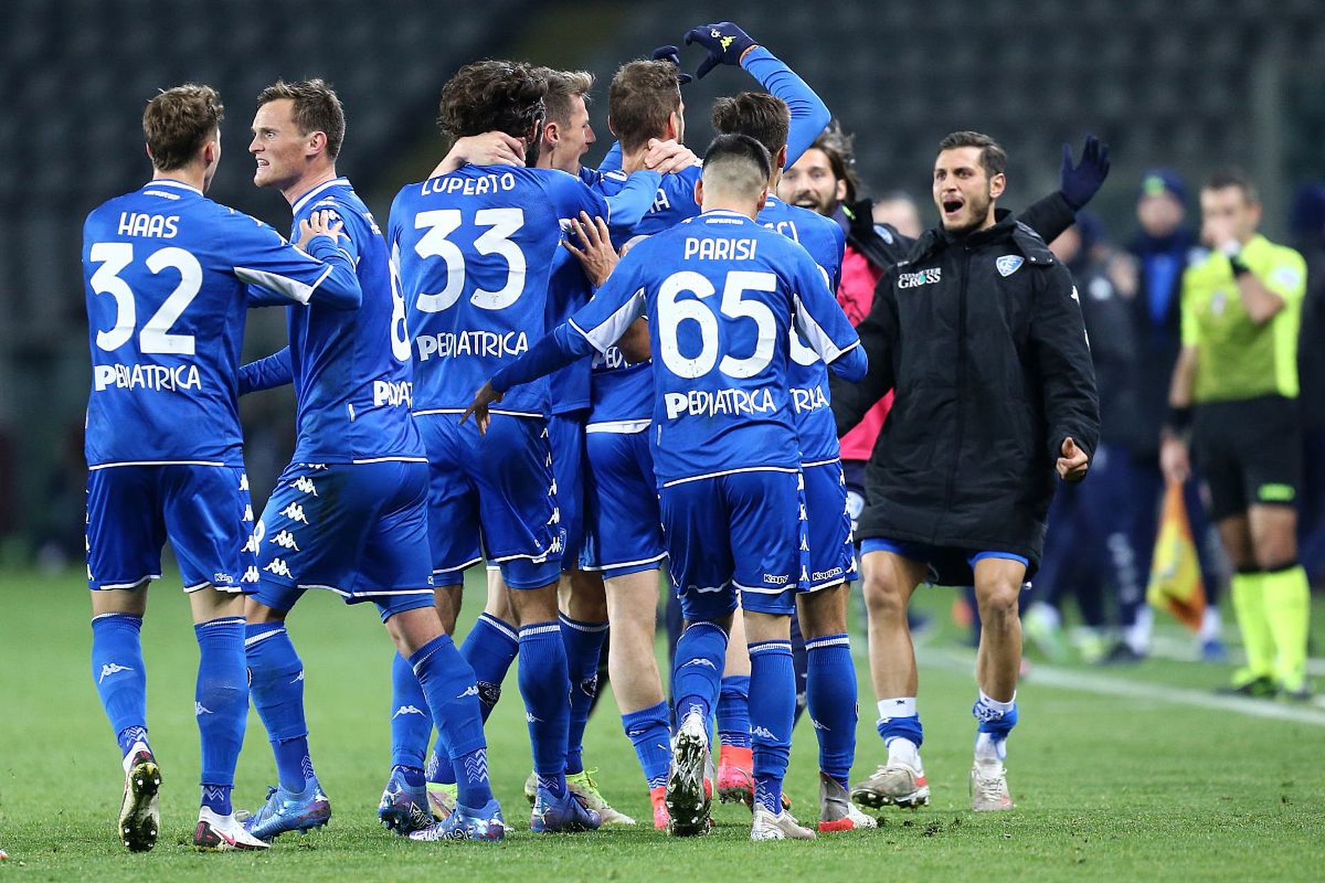 在欧冠代表曼联对阵波尔图的比赛中,C罗的这脚超级远射真是技惊四座.