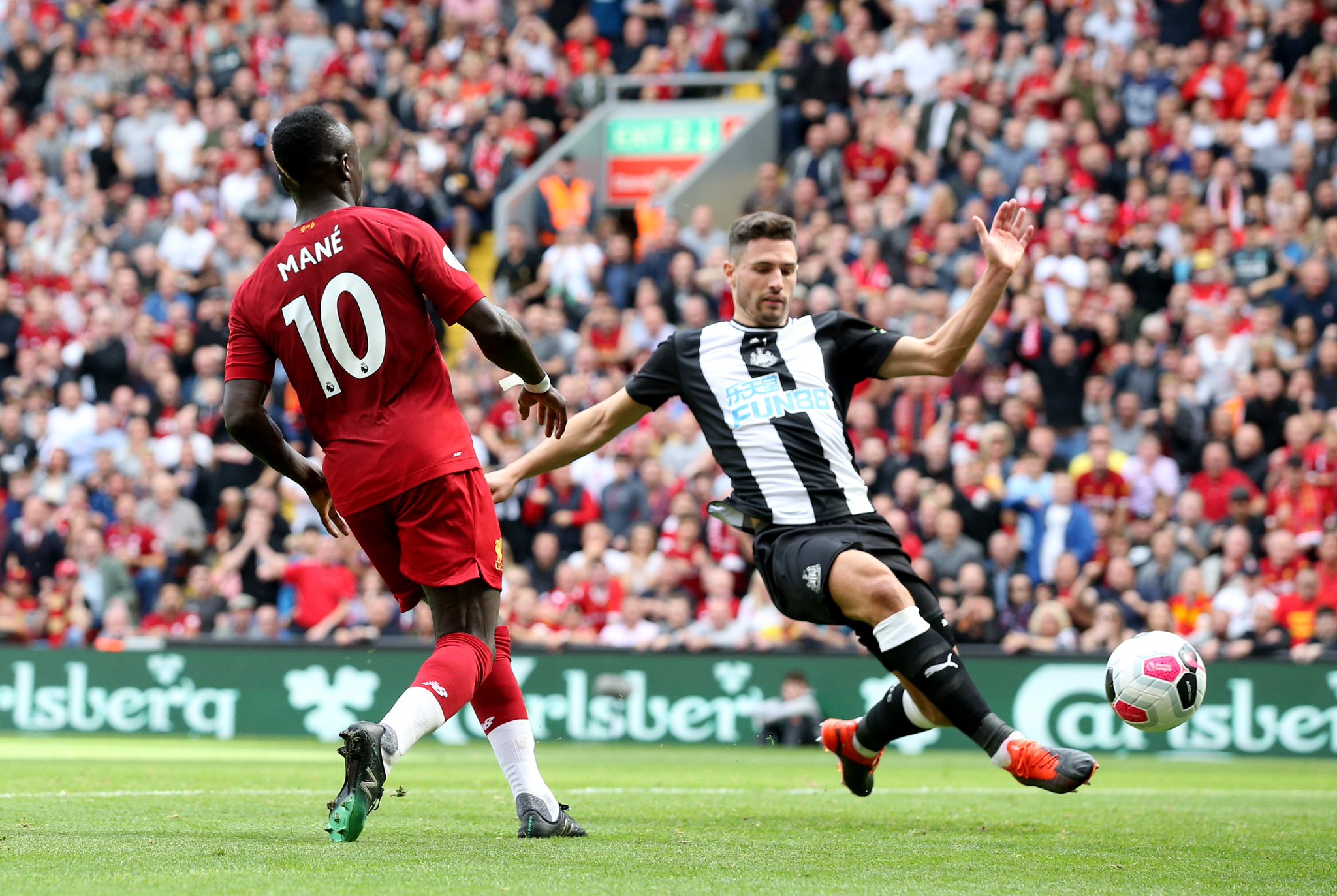 官方:前维拉前锋韦斯利加盟深圳新鹏城;最高身价达3000万欧.